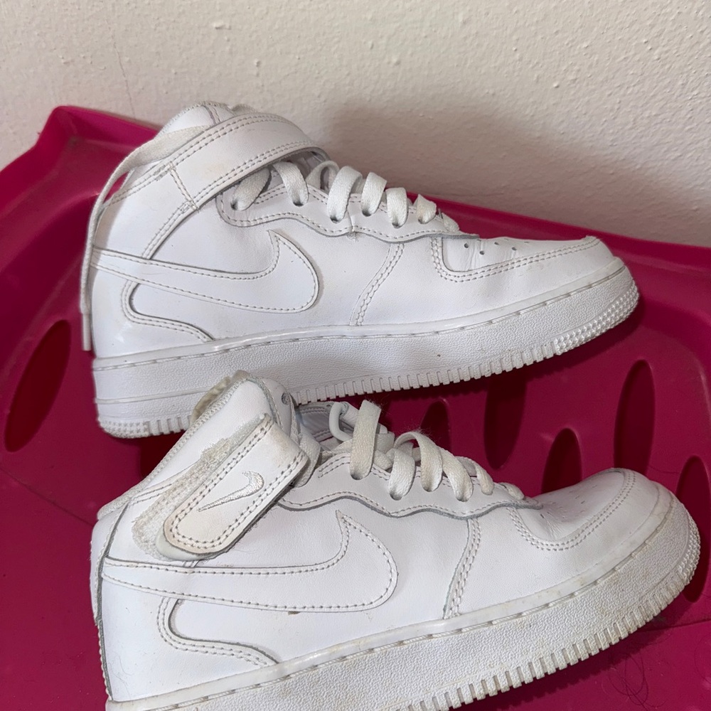 Nike White Sneakers Classic Air Force 1 Design
